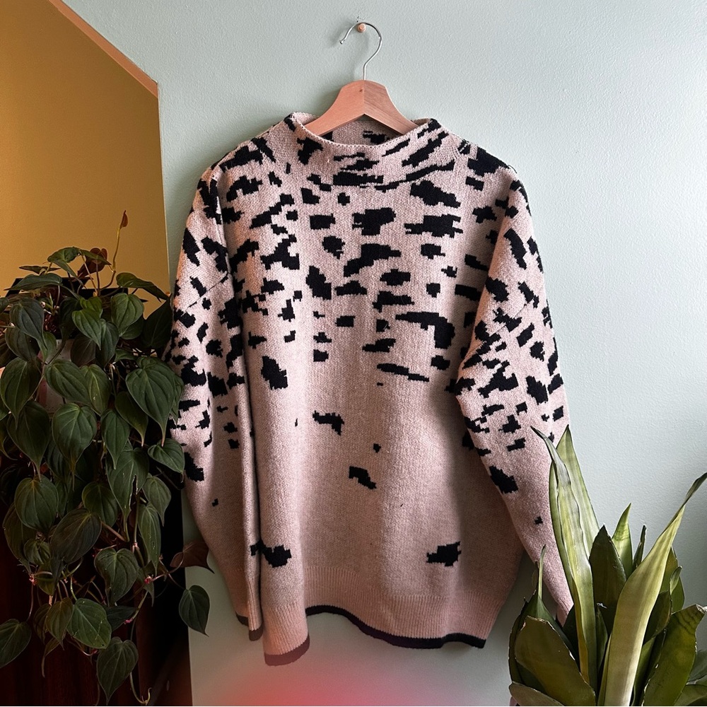 JODIFL Black and Cream Abstract Turtleneck Sweater